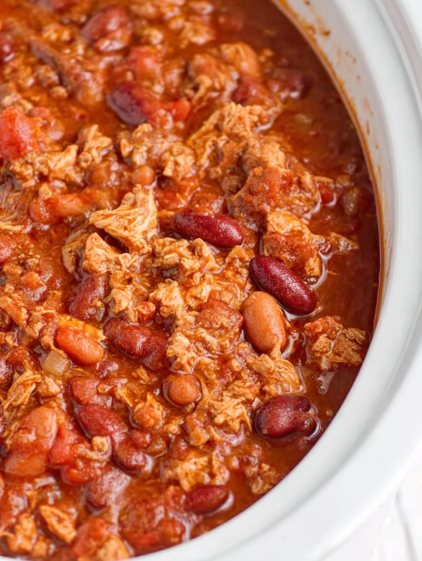 A bowl of chili with beans and meat.