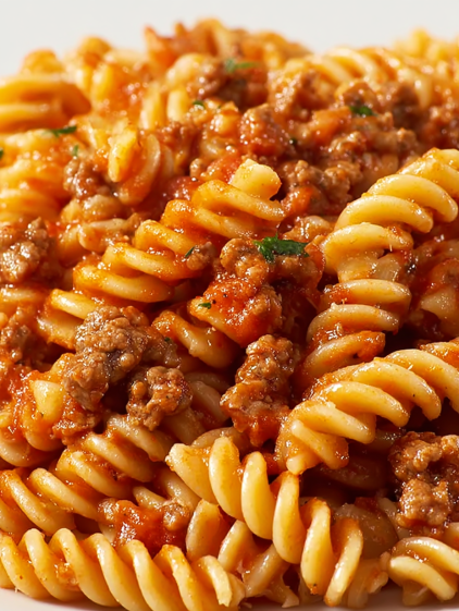 A delicious creamy pasta dish with minced meat and tomato sauce.